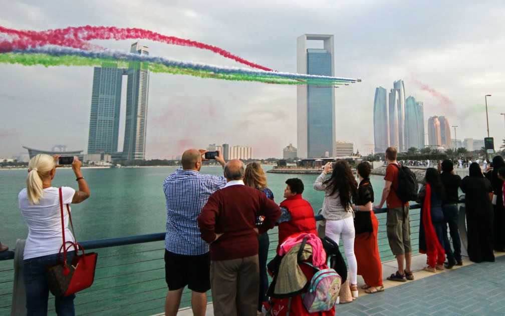 Público fotografa aviões que participam da ‘Demonstração Militar de Fortaleza da União’ em Abu Dhabi — Foto: Nezar Balout/AFP