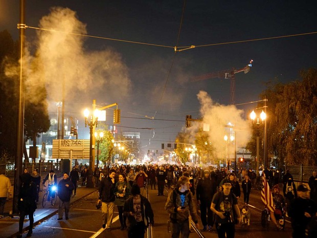 Fumaça é vista durante protesto contra a eleição de Donald Trump, na quinta-feira (10), em Portland, no Oregon (Foto: William Gagan/Reuters )