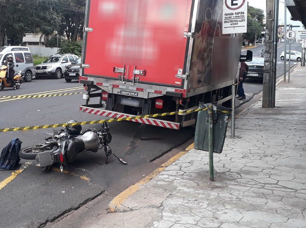 Motociclista morre após bater em caminhão na Avenida Brasil