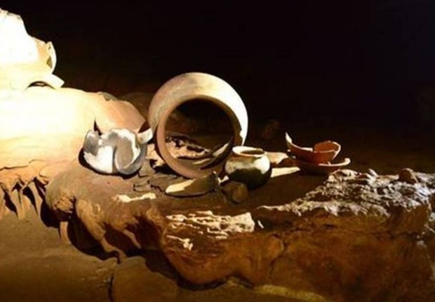 Cerca de 1.500 objetos e fragmentos foram registrados até agora nos diversos níveis da câmara principal da caverna ATM, com 183 metros de comprimento (Foto: BELIZE TOURISM BOARD)