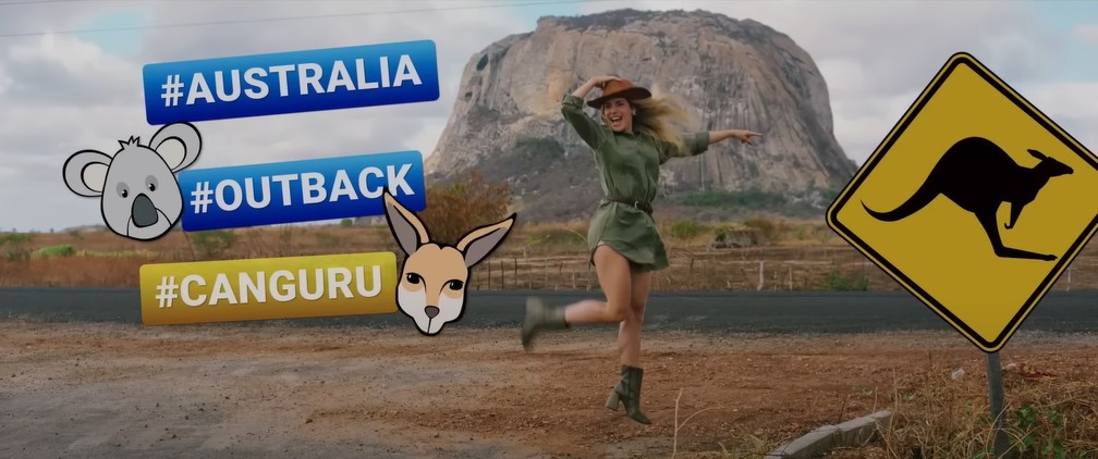 Digital influencer do filme 'Bem-vinda a Quixeramobim' posa ao lado de monólito no sertão cearense e finge estar no Outback australiano — Foto: Divulgação
