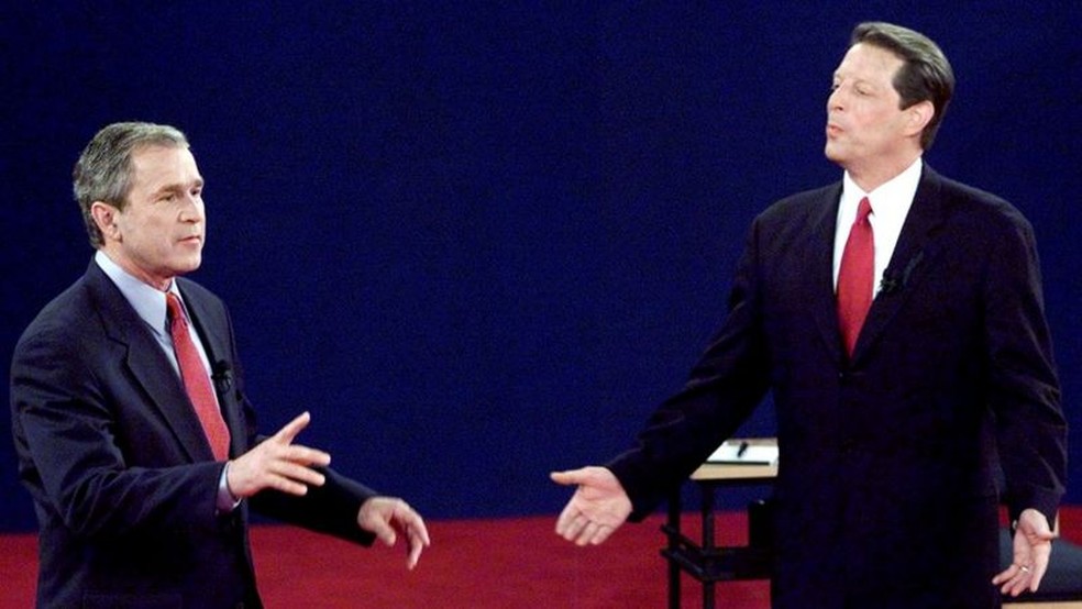 George W. Bush e Al Gore disputaram voto a voto o colégio eleitoral da Flórida, e a eleição foi decidida na Justiça — Foto: Reuters/BBC