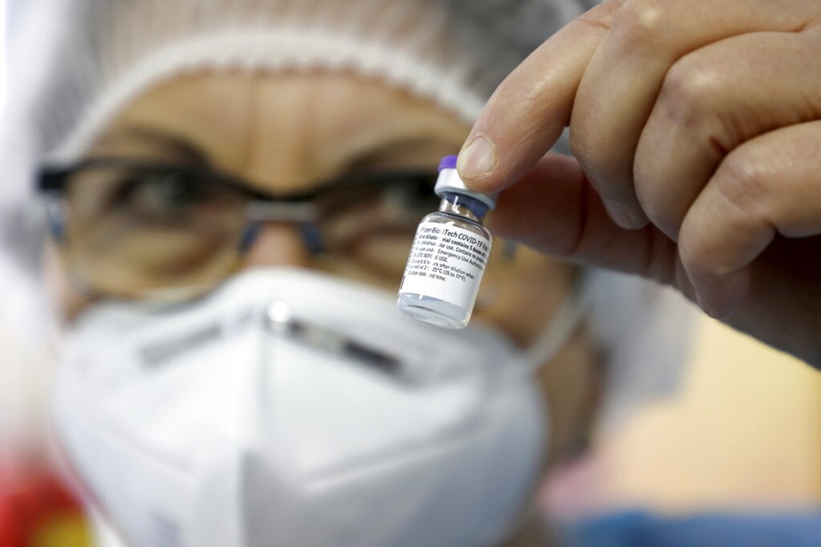 Médica segura um frasco da vacina da Pfizer/BioNTech na Alemanha