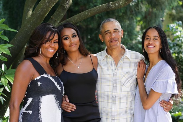 Michelle Obama e Barack Obama com as filhas, Natasha e Malia (Foto: Reprodução/Instagram)