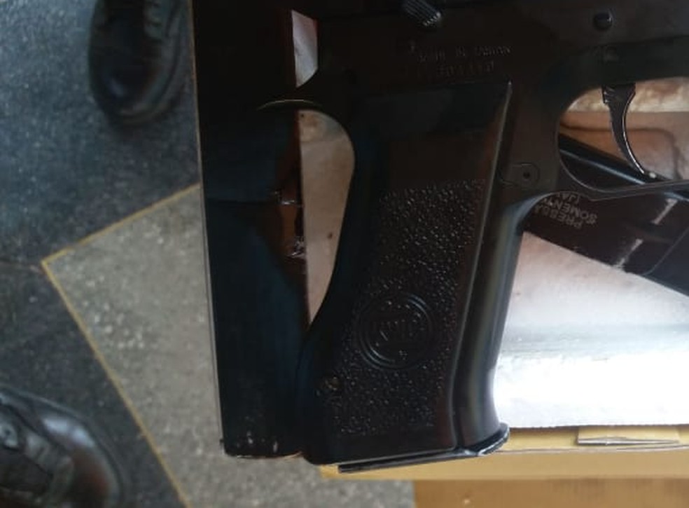 O aluno e a arma foram levados à delegacia da Polícia Civil — Foto: Polícia Militar de Mato Grosso