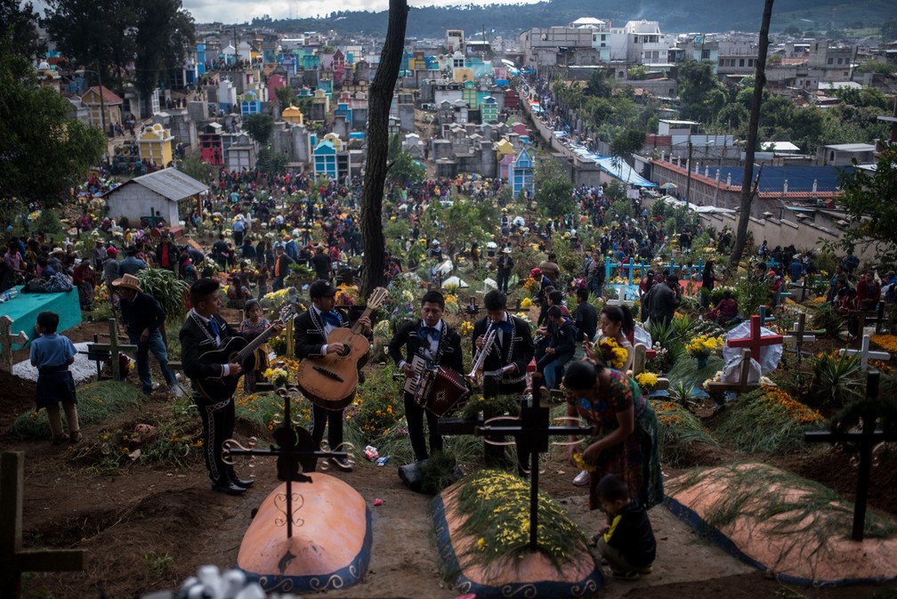 Uma banda de mariachis toca durante as celebrações do Dia dos Mortos em Sumpango, na Guatemala — Foto: Oliver de Ros/AP