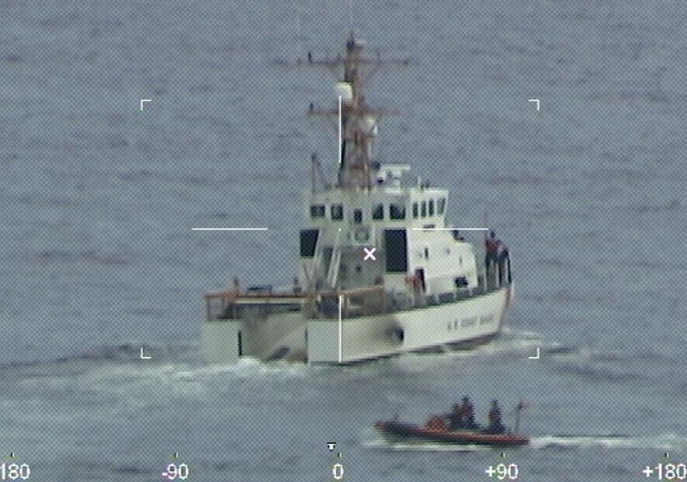 Equipe da Guarda Costeira dos EUA procura por 39 pessoas que estariam desaparecidas em naufrágio em Fort Pierce Inlet, na Flórida, em 25 de janeiro de 2022 — Foto: Guarda Costeira dos EUA via Reuters