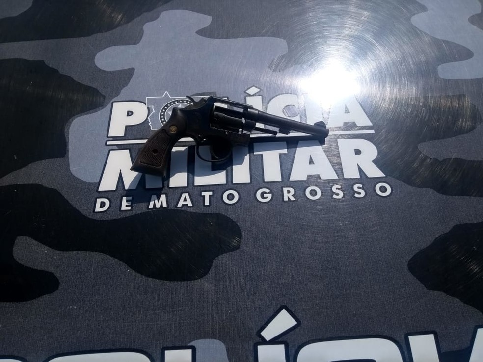 Arma usada pelo suspeito durante o assalto — Foto: Polícia Militar - MT