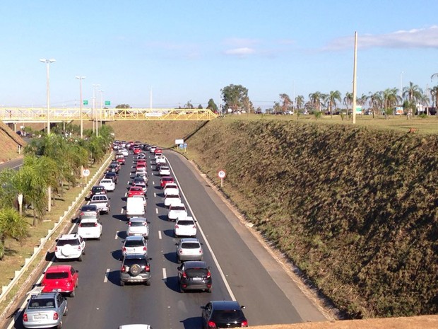 Trânsito engarrafado próximo ao Balão do Torto, na BR-020, em Brasília (Foto: Reprodução)