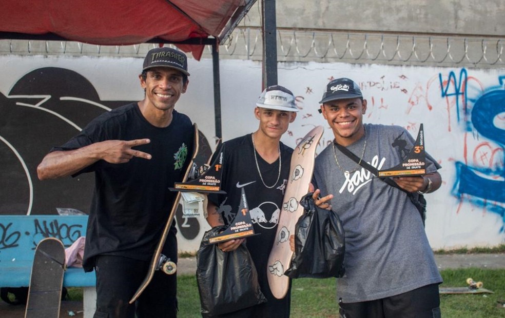 Kauan segurando troféu após competição de skate no interior de SP — Foto: Arquivo pessoal 