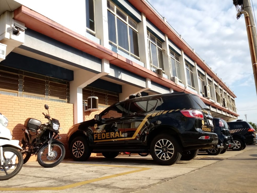Mandados também são cumpridos no setor de licitações da prefeitura de Marília  — Foto: Claudio Farneres / TV TEM 