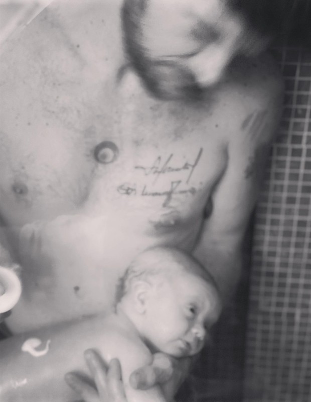 Emílio Dantas toma banho com os filhos (Foto: Reprodução/Instagram)