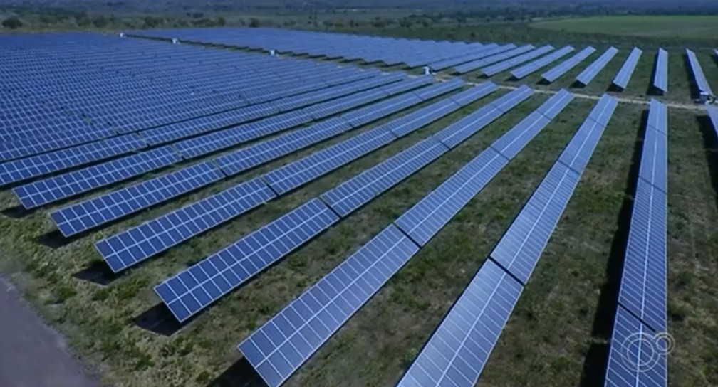 Placas solar gera energia para empresas — Foto: Reprodução/TVTEM