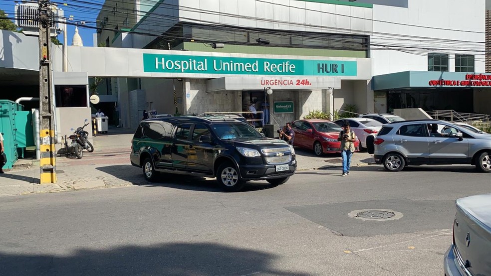 Corpo de Genival Lacerda deixou hospital no Recife e seguiu para Campina Grande, na Paraíba, onde foi sepultado — Foto: Pedro Alves/G1