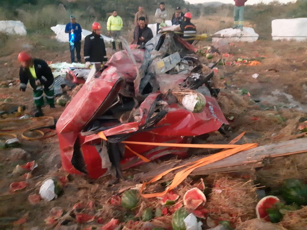 Motorista perde controle de caminhão e morre após bater em barranco  — Foto: Divulgação
