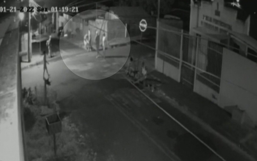 Momento em que morador de rua é morto a tiros em Rio Verde, Goiás — Foto: Reprodução/TV Anhanguera