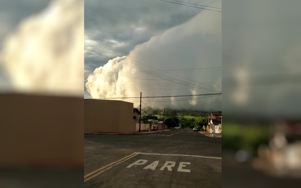 Nuvem gigante em formato de rolo impressiona moradores em Mineiros, Goiás — Foto: Reprodução/Redes sociais