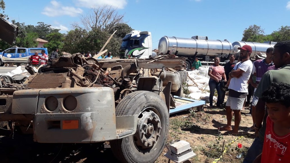 Carreta ficou sem cabine após batida com micro-ônibus em Seabra, na Chapada Diamantina — Foto: Nilson Santos/Blog Liberdade Bom Sucesso 