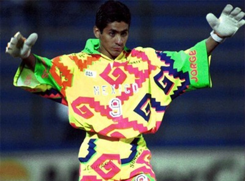 O estiloso goleiro Jorge Campos na partida México x Uruguai em 1995 — Foto: Reprodução