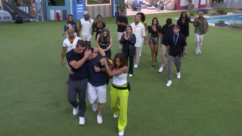 BBB 23: Cristian sai abra&ccedil;ado com Gustavo e Key Alves &mdash; Foto: Globo