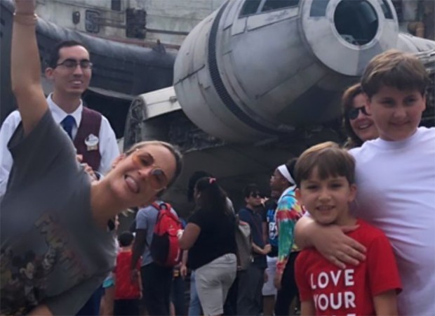 Claudia Leitte curte o parque Star Wars com o marido, Marcio Pedreira, e os filhos, Rafael e Davi (Foto: Reprodução / Instagram)