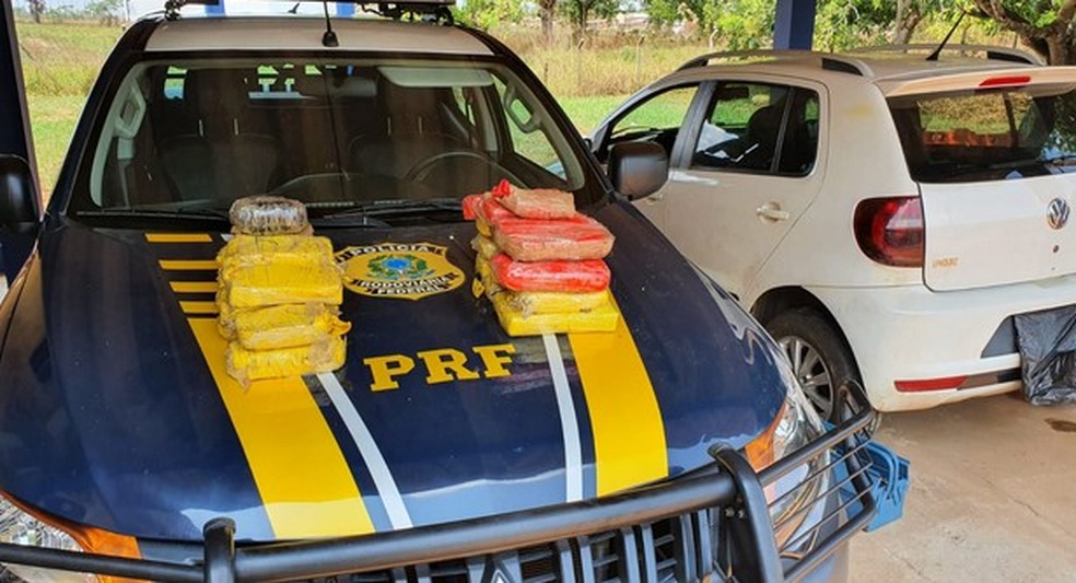 Duas pessoas foram presas por tráfico de drogas com mais de 17 quilos de pasta base de cocaína escondidos em carro— Foto: Divulgação/PRF-AC