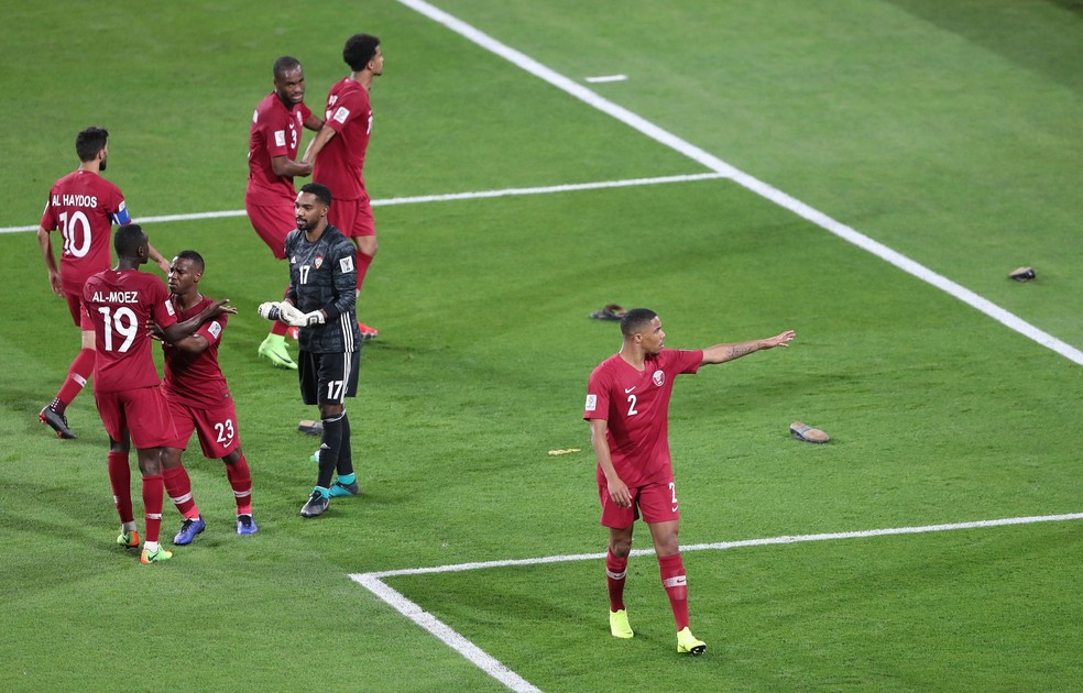 Jogadores do Catar reclamam com torcedores dos Emirados Árabes, em Abu Dhabi, que atiraram sapatos em campo, em jogo de 2019: cataris não eram aceitos no país — Foto: Reuters