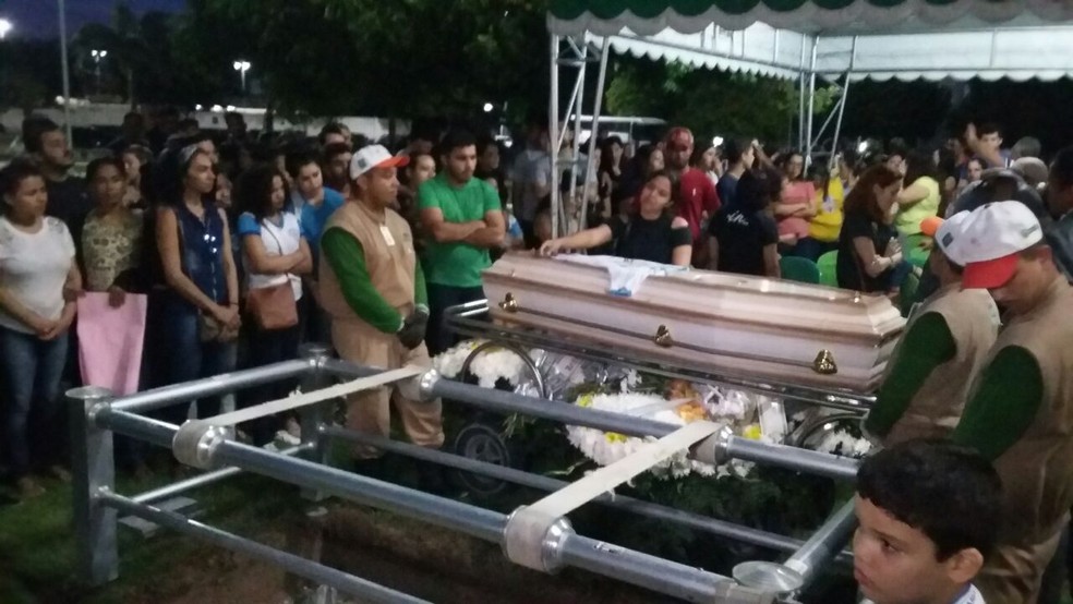 Professor Judson Rodrigues foi sepultado no CemitÃ©rio Parque da Cidade, em Extremoz (Foto: SÃ©rgio Henrique Santos/Inter TV Cabugi)