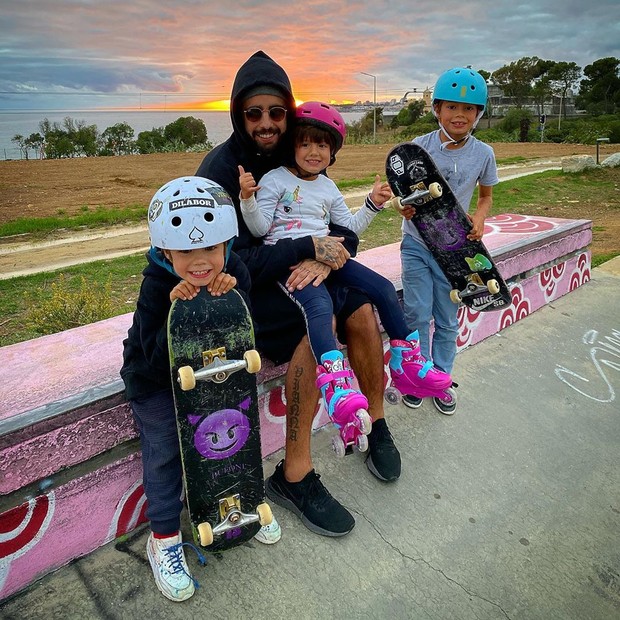 Pedro Scooby com os filhos (Foto: Reprodução/Instagram)