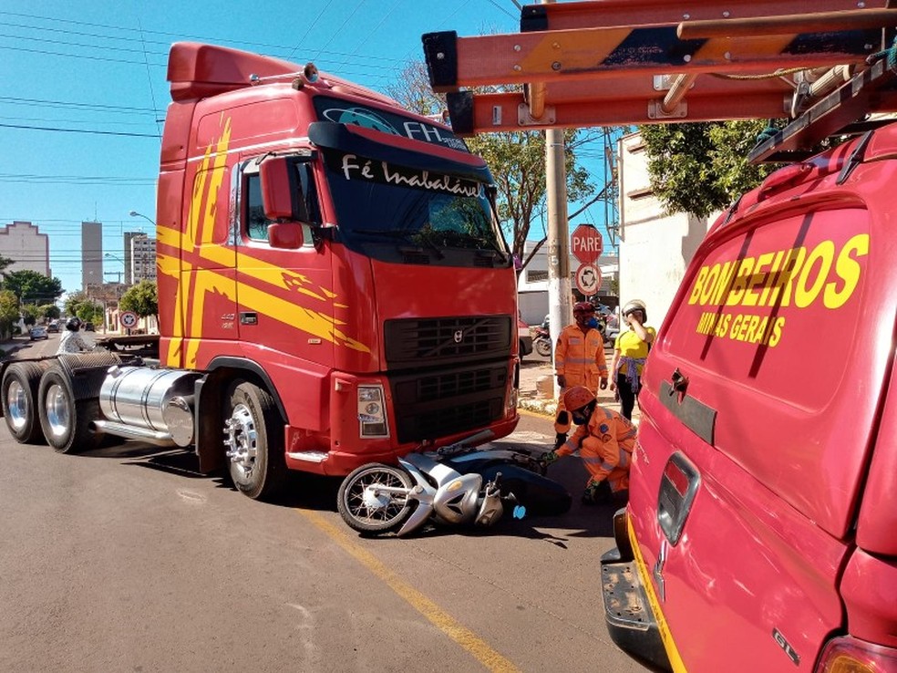 Motociclista fica gravemente ferida em acidente com carreta no Centro de Ituiutaba