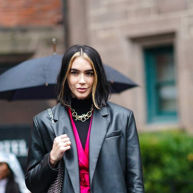 NEW YORK, NEW YORK - FEBRUARY 10: Brittany Xavier wears a black leather jacket, a metallic bag, a chain necklace, a black turtleneck top, a neon pink lustrous jacket, silky pants, during New York Fashion Week Fall Winter 2020, on February 10, 2020 in New  (Foto: Getty Images)