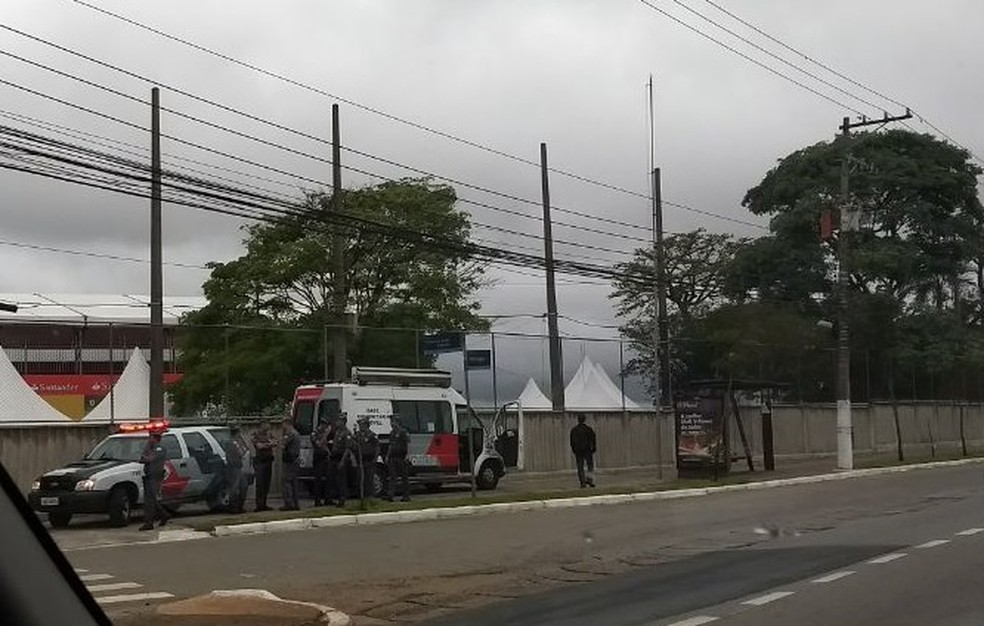 Policiamento nos arredores de Interlagos na manhã deste sábado (Foto: Felipe Siqueira)