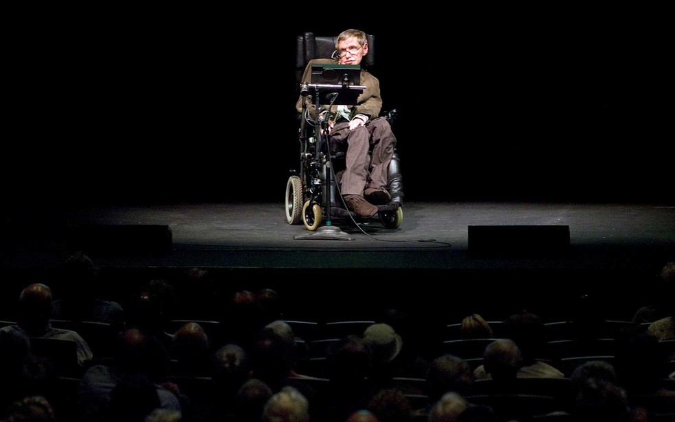 Stephen W. Hawking discute teorias sobre a origem do universo em uma palestra em Berkeley, CalifÃ³rnia, em 13 de marÃ§o de 2007 â Foto: Kimberly White / Arquivo / Reuters