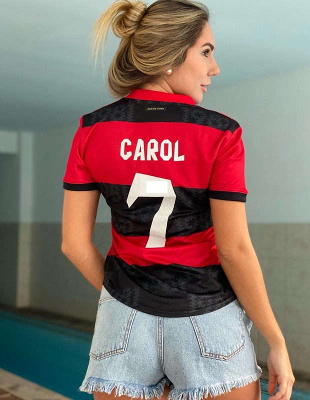 Carol Portaluppi com a camisa do Flamengo (Foto: Reprodução/Instagram)
