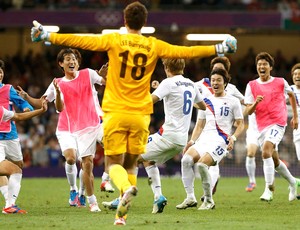 jogadores da Coreia do Sul comemoram vitória sobre a Grã-Bretanha futebol (Foto: Agência Reuters)