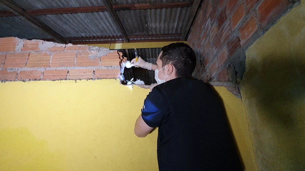 Operação Gênesis - agente encontra droga escondida no teto de residência — Foto: Polícia Civil/Divulgação