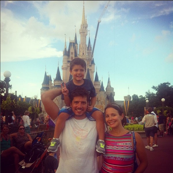 Juliana Knust, seu marido Gustavo Machado e o pequeno Mateus se divertem no Magic Kingdom (Foto: Reprodução / Instagram)