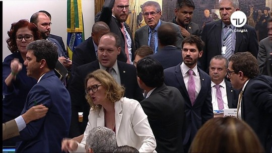 VÍDEO: Guedes é chamado de 'tchutchuca', bate boca com deputado e deixa sessão na Câmara