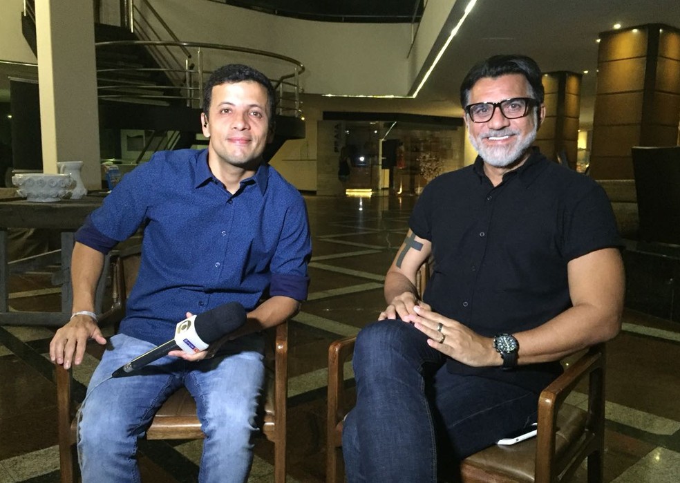 Ricardo Rocha dá entrevista exclusiva para André Hernan, em Maceió (Foto: Marcelo Hazan)