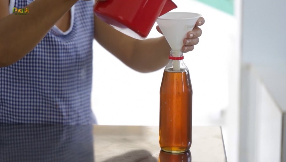 Após engarrafamento do produto, o azeite é distribuído para ser comercializado no estado. — Foto: TV Clube 