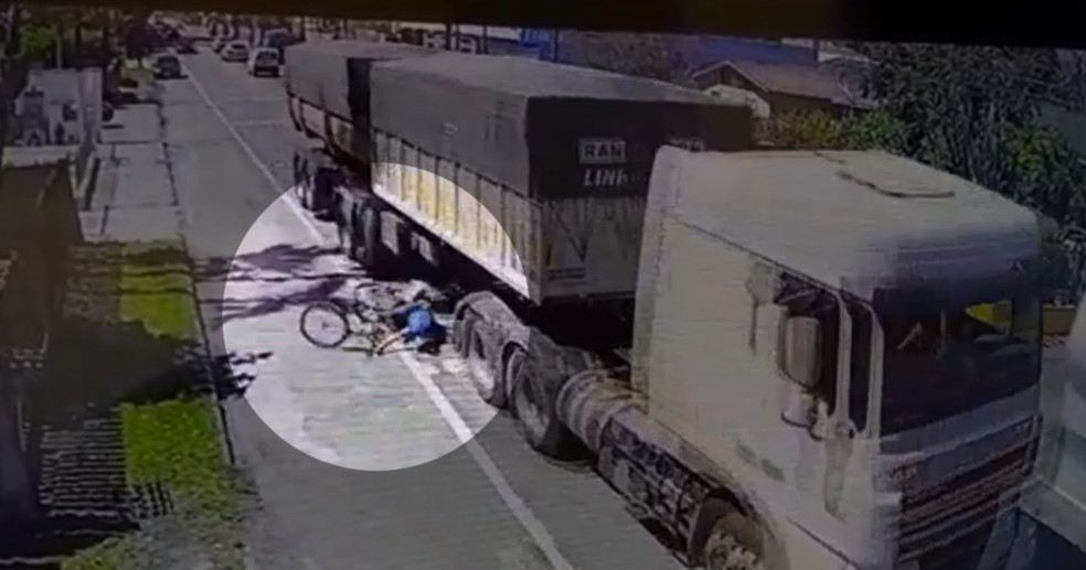Homem cai e quase é esmagado por rodas de caminhão — Foto: Central de Monitoramento/Prefeitura de Morretes