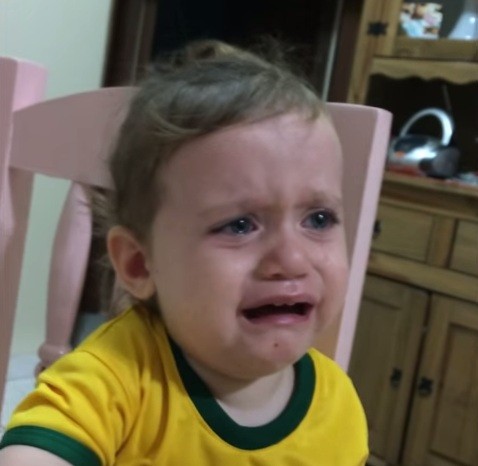 Ana, de apenas 1 ano e 9 meses, chora ao saber que Neymar está fora da Copa do Mundo (Foto: Reprodução / YouTube)