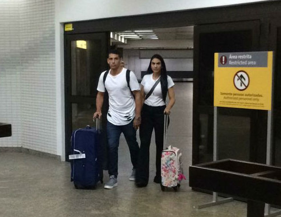 Diego Souza desembarca em Guarulhos  com a esposa (Foto: Leandro Canônico)