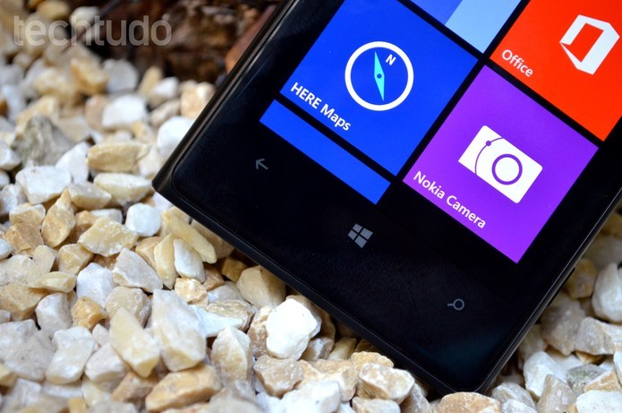 Falta de suporte ao Windows 10 Mobile e a falta de apps para o Windows Phone que roda no celular são pontos críticos do Lumia 1020 (Foto: Luciana Maline/TechTudo)