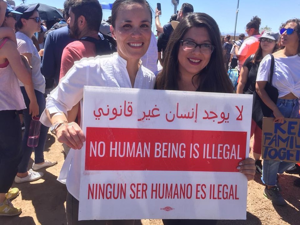Gina Ortiz Jones, candidata à Câmara dos EUA, participou de ato a favor de imigrantes e refugiados em junho — Foto: Facebook/Reprodução