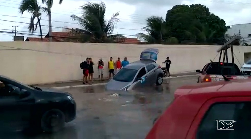 Buraco foi engolido por cratera na Rua das Cegonhas no bairro Olho D'Água em São Luís. — Foto: Reprodução/TV Mirante