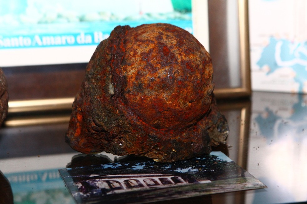 Bala de canhão centenária foi encontrada em Guarujá, SP — Foto: Alexsander Ferraz/A Tribuna Jornal