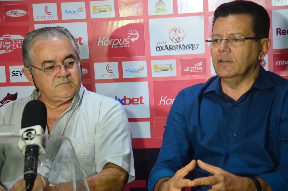 Erivaldo Ferreira e AntÃ´nio Carlos, presidente e vice do Campinense, deram detalhes dos problemas financeiros do clube â€” Foto: Isaac FalcÃ£o / Campinense