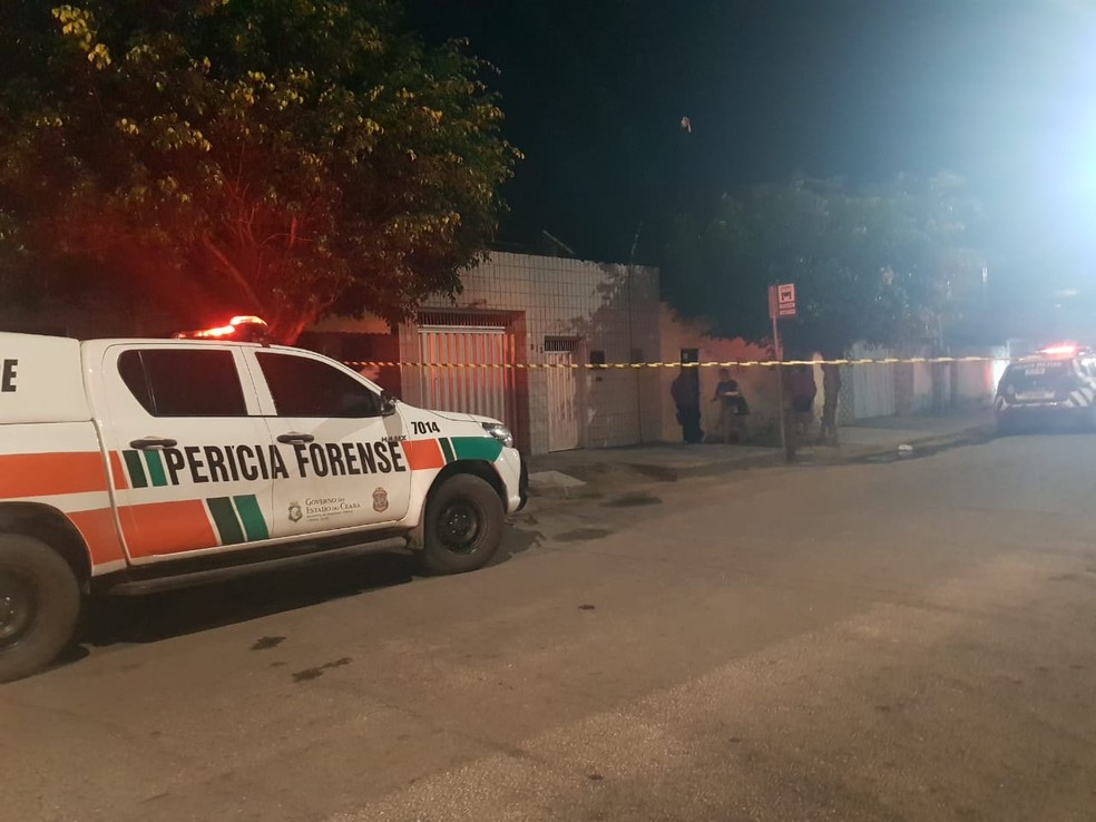 Homem de 30 anos foi morto no bairro Vila Peri, na noite desta terça-feira (28). — Foto: Rafaela Duarte/ SVM
