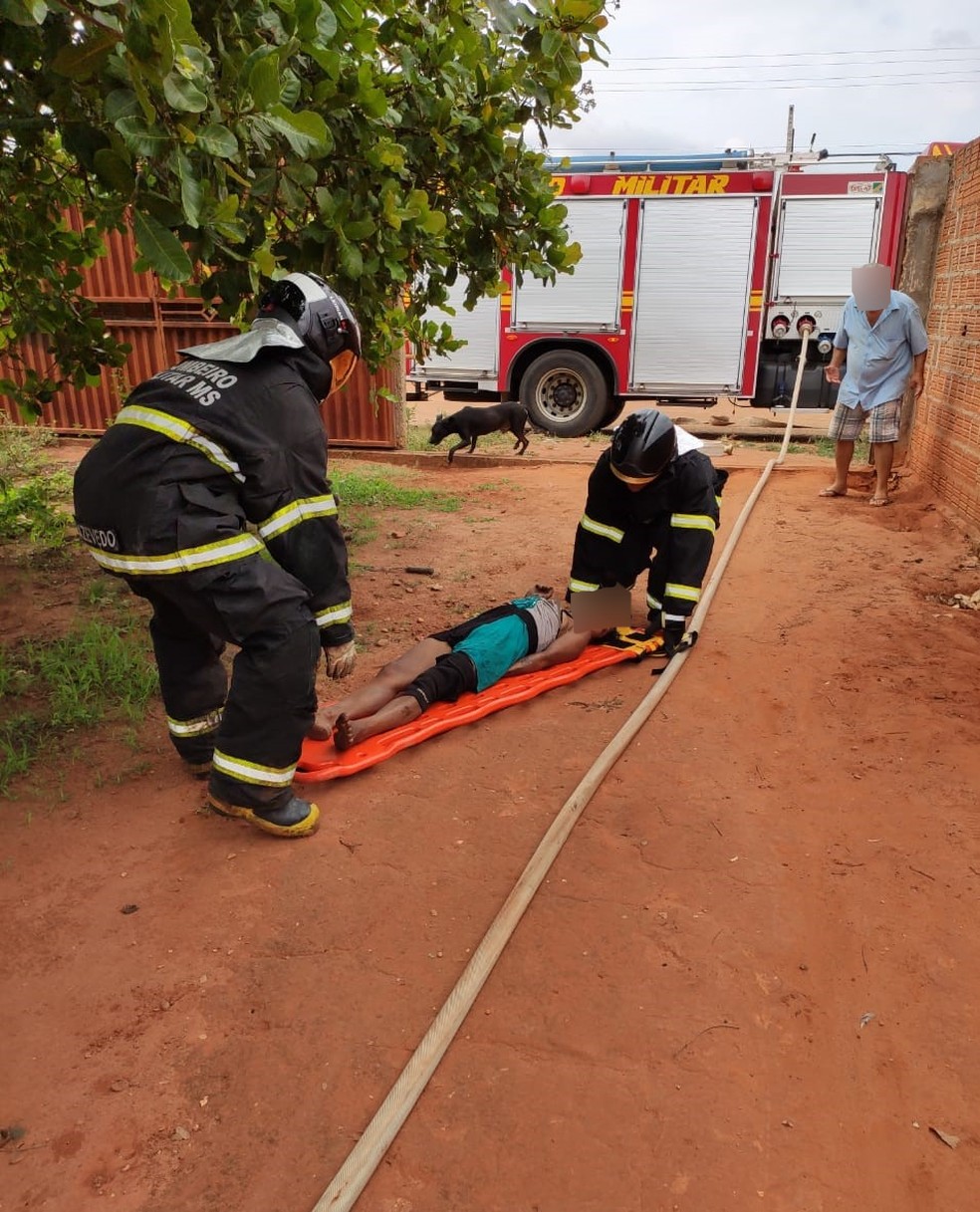 Momento em que mulher é resgatada do incêndio na residência em Três Lagoas (MS) — Foto: Comunicação do 5° GBM/Divulgação